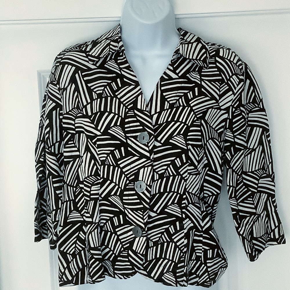 East 5th Black and White Linen 3/4 Sleeve Top